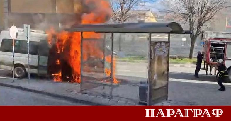 Микробус от градския транспорт на Асеновград се запали внезапно в