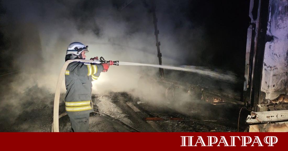 Тежкотоварен автомобил натоварен с голямо количество гуми се запали по
