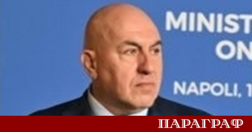Италианският министър на отбраната Гуидо Крозето се завръща в родината