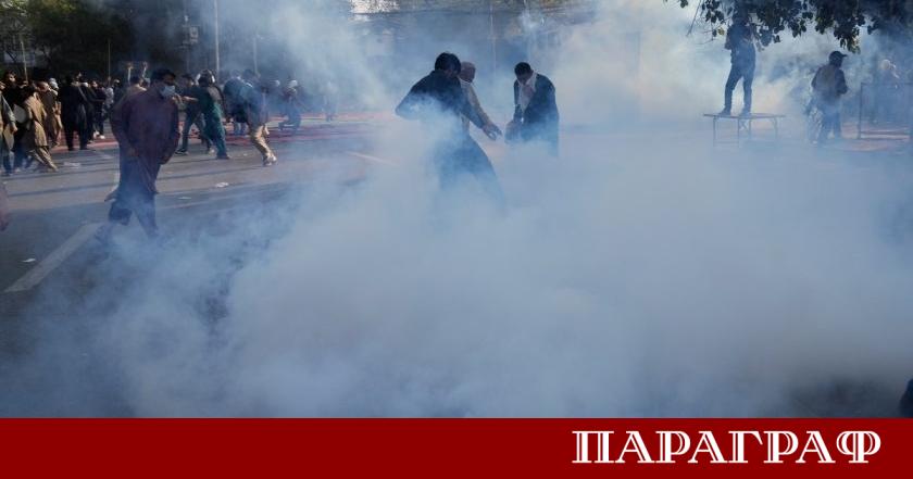 Девет души загинаха при кървави сблъсъци пред американското консулство в