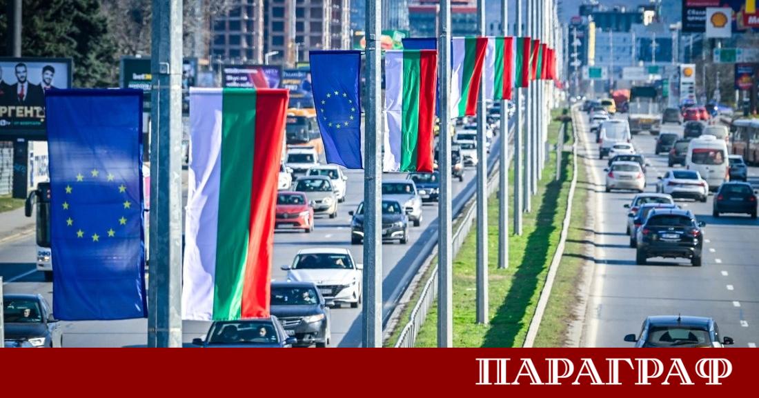 Столичната община стартира поетапна подмяна на знамената по ключовите пътни