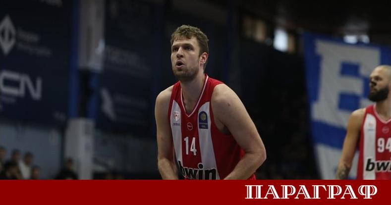 Звездата на гръцкия гранд Олимпиакос Александър Везенков няма да вземе