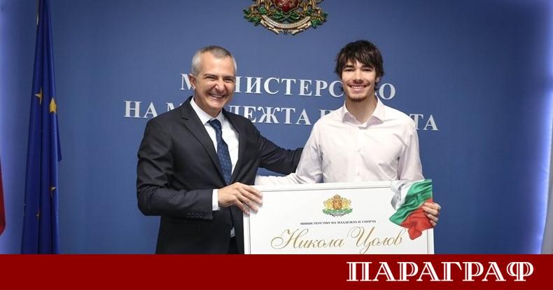 Министърът на младежта и спорта Димитър Илиев официално награди българския