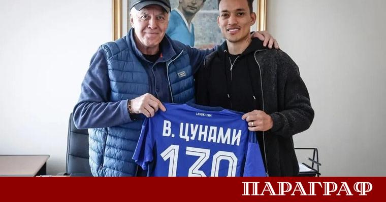 Наско Сираков награди официално доскорошния капитан на Левски Цунами със