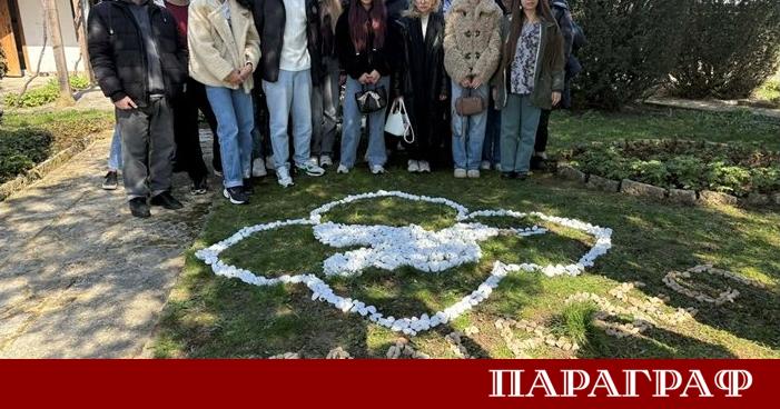 Дванадесетокласници от средно училище Св св Кирил и Методий в