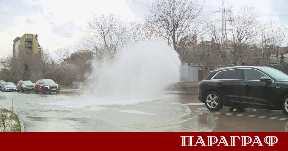 Мощен воден гейзер изненада шофьорите и пешеходците във Варна днес
