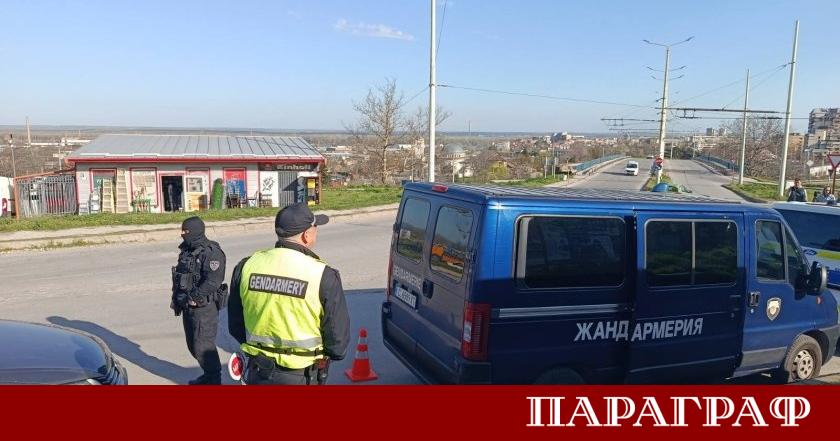 Петима души са задържани при специализирана акция на полицията срещу