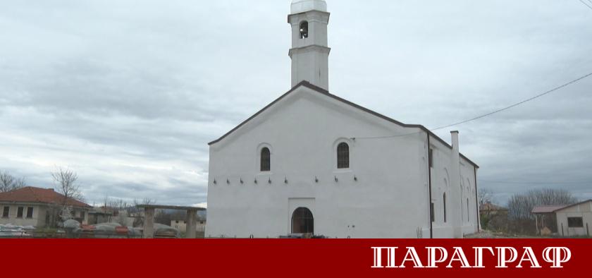 Жителите на пловдивското село Черноземен празнуват Великден в своя обновен