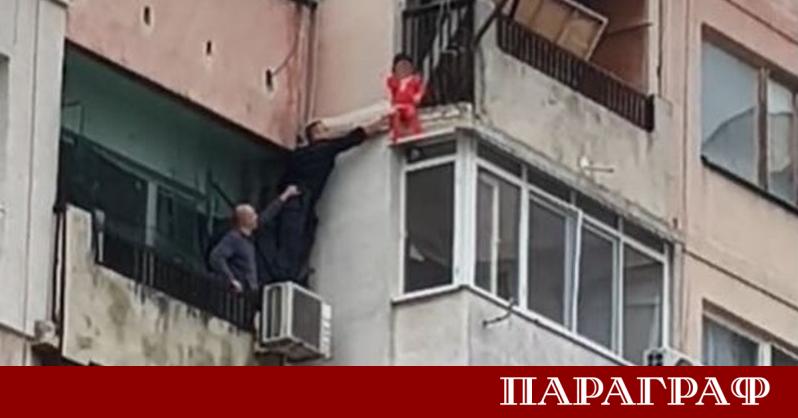Тригодишното момченце от Ямбол и неговата по малка сестра се събират