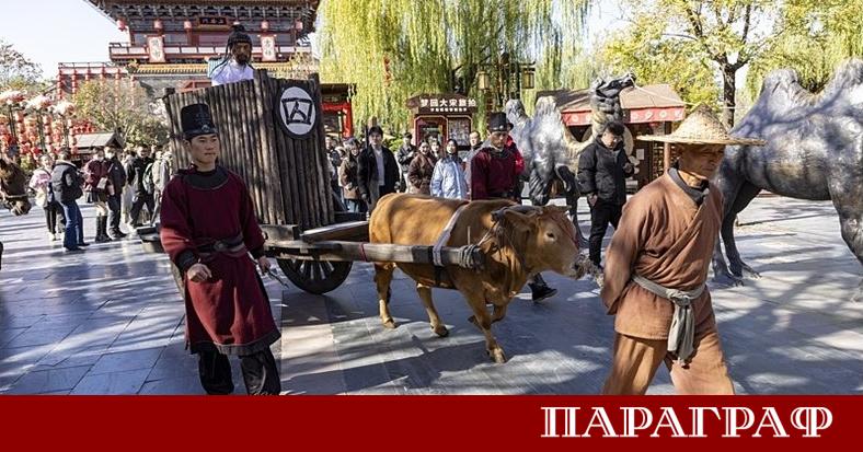 Младите китайци масово посещават тематични паркове за да опознаят древната