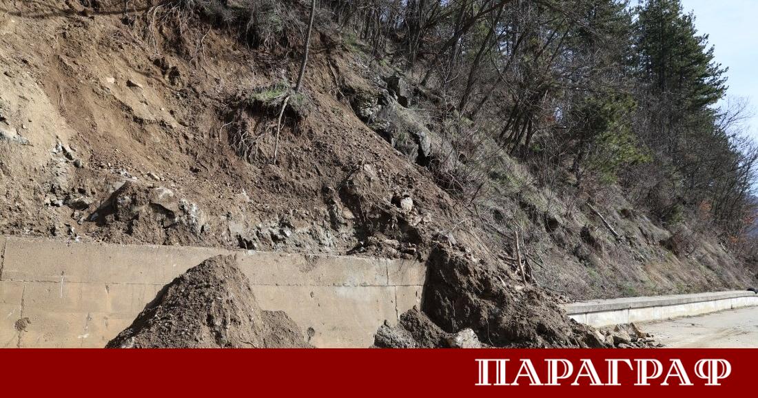Свлачище блокира движението по основната пътна артерия към столицата в
