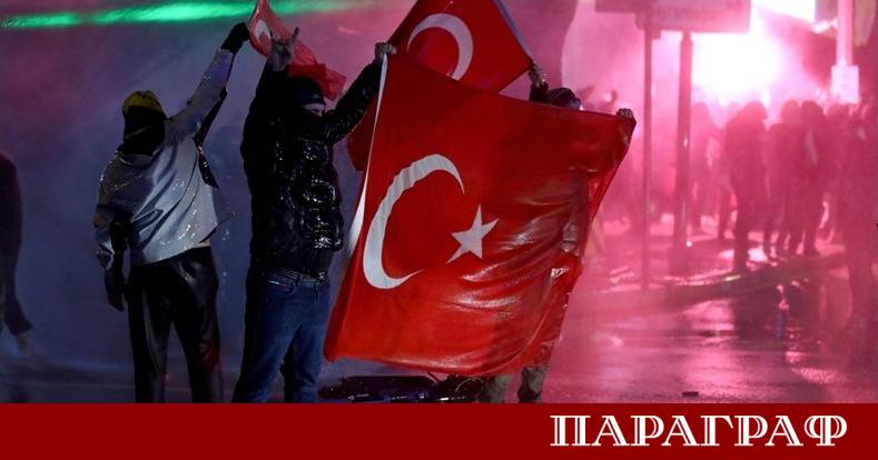 Турските власти започнаха мащабна вълна от арести в общини управлявани