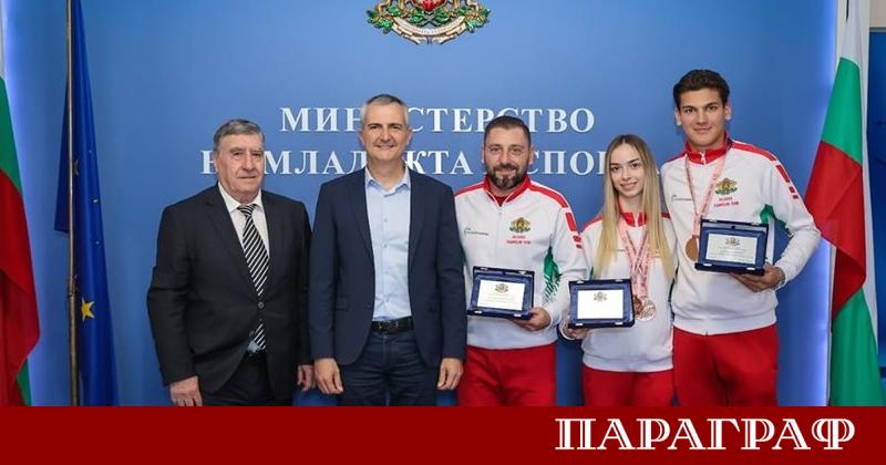 Министърът на младежта и спорта Димитър Илиев връчи официални отличия