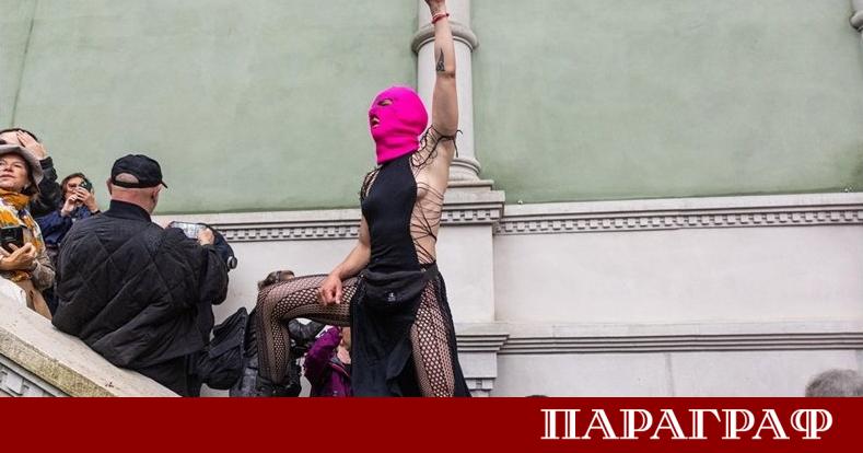 Руският протестен колектив Пуси райът организира мащабна акция във Венеция