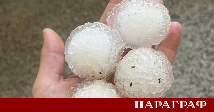 Трявна пострада сериозно от градушка с огромни ледени късове Снимки