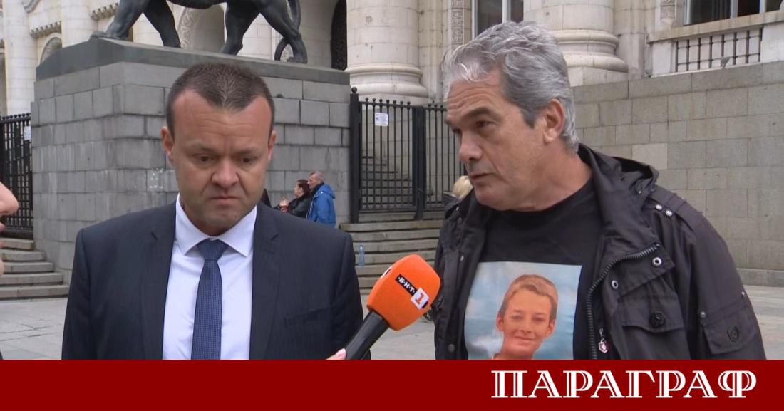 Пред Съдебната палата в София се събраха почернени семейства Те