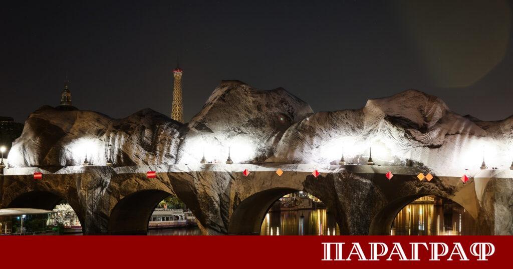 Най старият мост в Париж започна да изчезва под масивна артистична