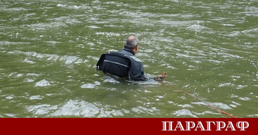 Специализирани екипи на пожарната и водолази проведоха успешна спасителна операция