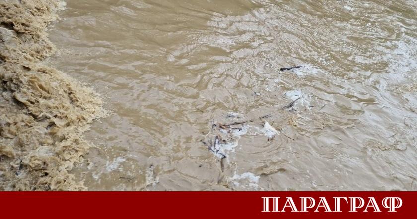 Стара река в община Карлово излезе от своето корито след