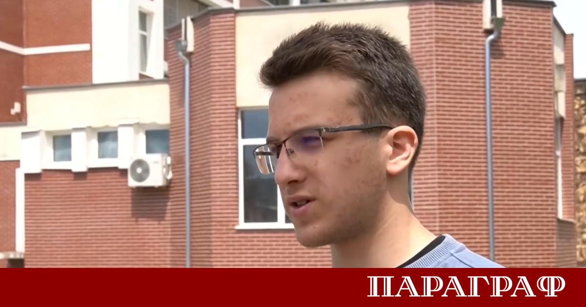 Атанас Митрев е възпитаник на Езиковата гимназия Христо Ботев в