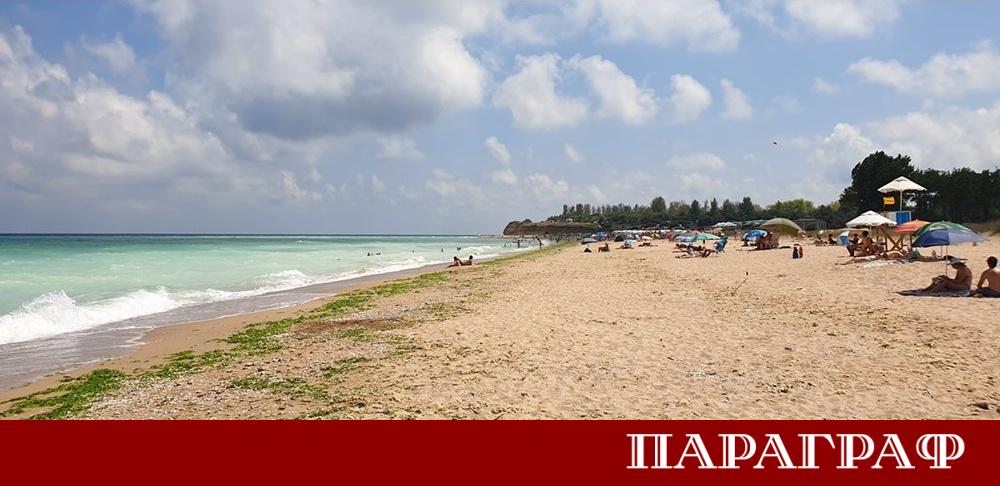 Плажната ивица край село Крапец остава любимо място за почитателите