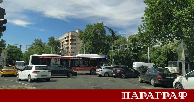 Тежка катастрофа парализира движението на едно от най натоварените кръстовища в