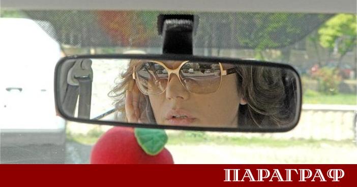 Поставянето на популярното ароматизирано борче върху огледалото за обратно виждане