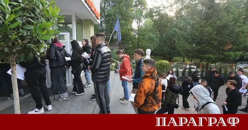 Около 50 хиляди зрелостници се явиха на задължителната матура по