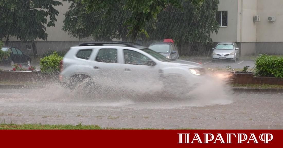 Кратък но изключително интензивен валеж превърна ключови улици в Казанлък