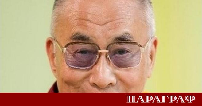 Деветдесетгодишният духовен лидер на тибетските будистите Далай Лама пътува към