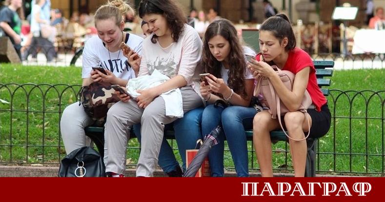 Проблемът с телефонната зависимост в училище е само видимата част