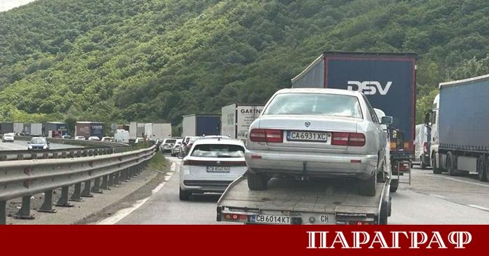 Километрично задръстване блокира движението по автомагистрала Хемус в района на