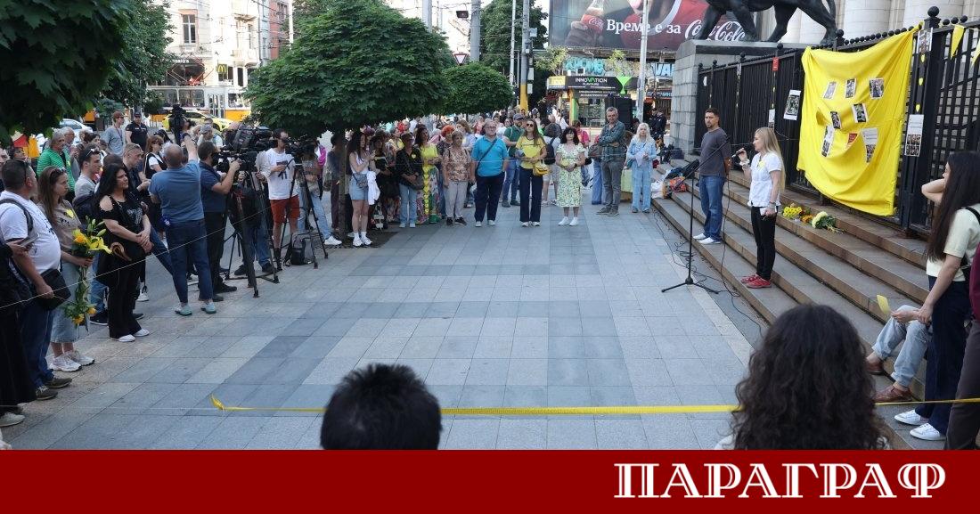 Граждани организираха мълчаливо бдение пред Съдебната палата в София Те