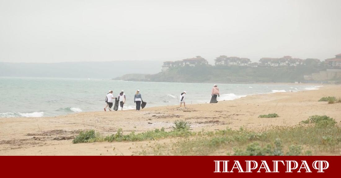 Десетки доброволци се включиха в мащабно почистване на крайбрежната зона