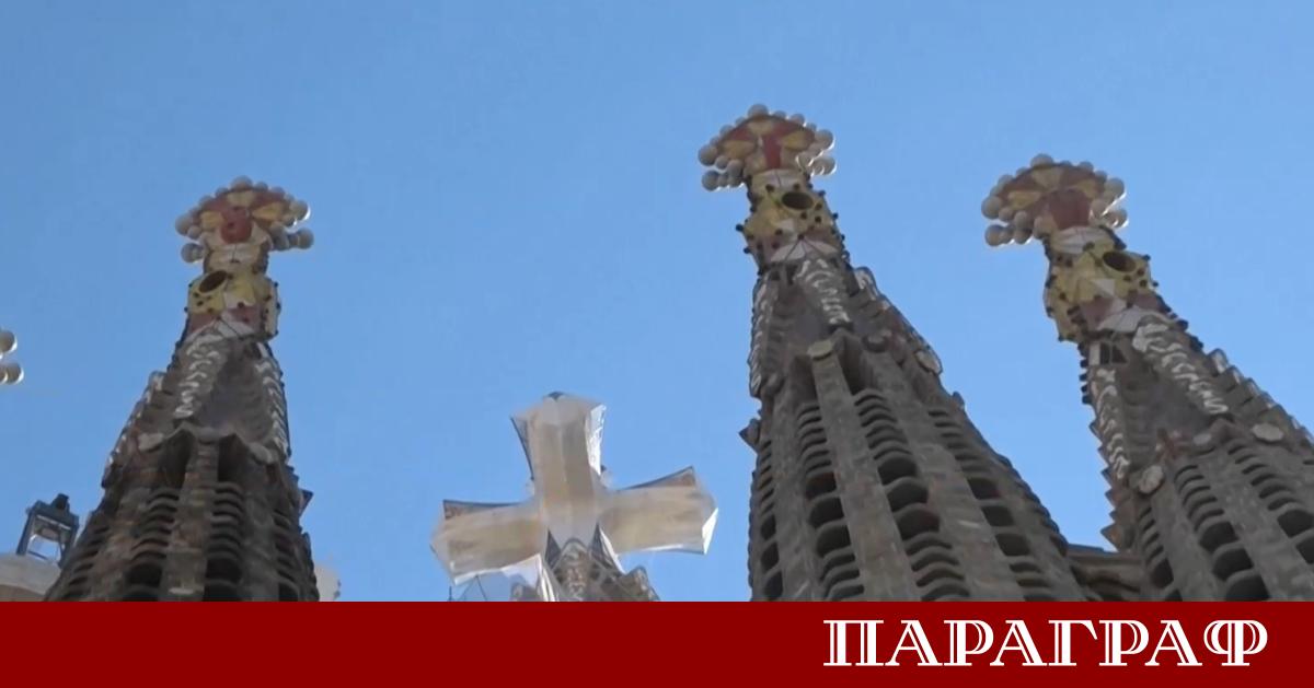 Каталунски занаятчии завършват последните детайли по Кулата на Исус Христос