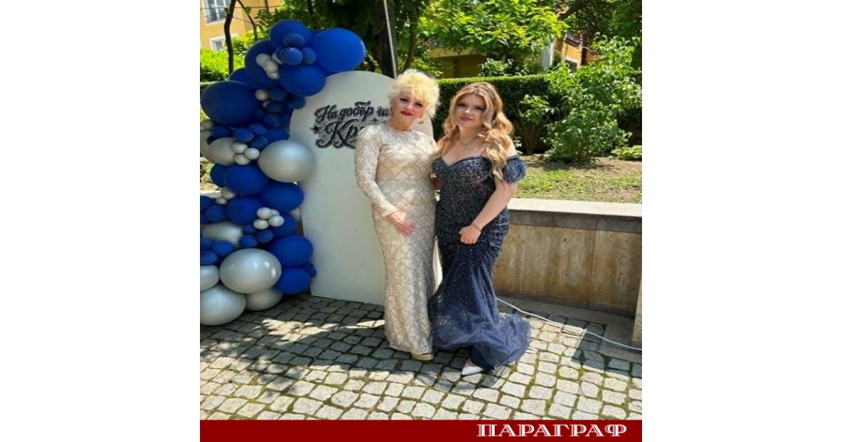 Екипът на 24 часа сподели радостта от дипломирането на още