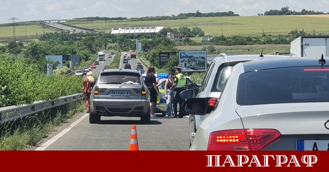 Тежка верижна катастрофа парализира движението по главния път между Слънчев
