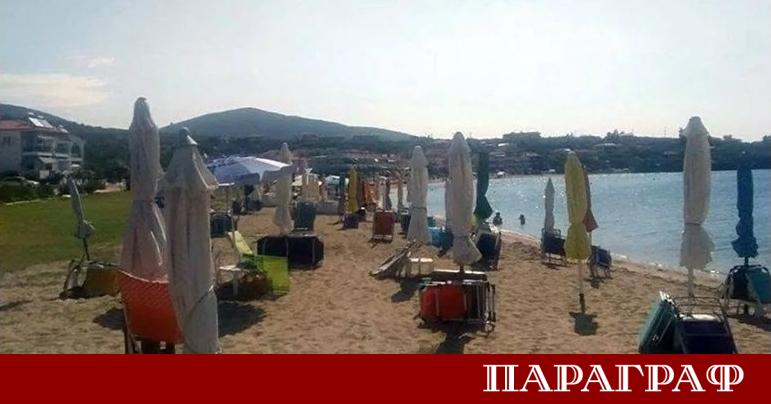 Община Неа Пропонтида започва премахването на чадъри и шезлонги оставени