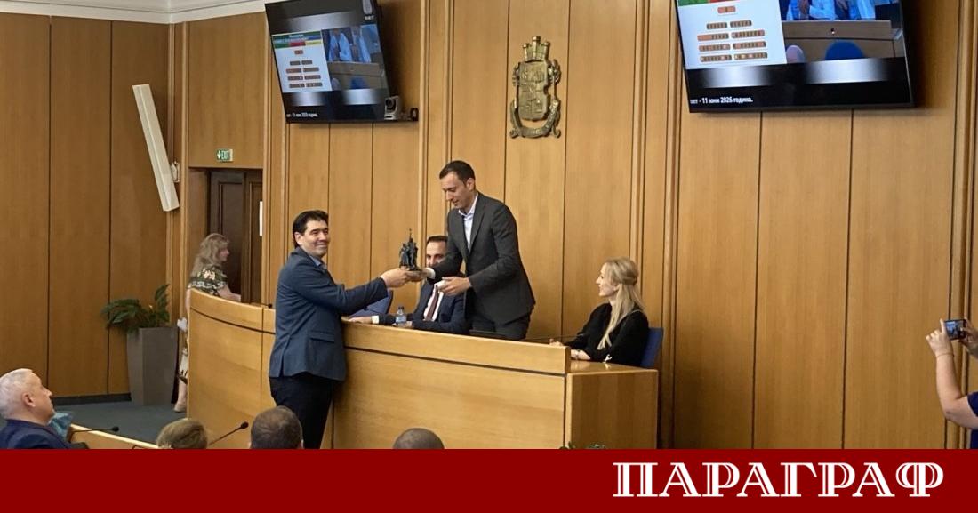 В началото на поредното заседание на Столичния общински съвет се
