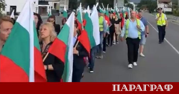 Ученици учители и стотици граждани се включиха в мащабно мирно