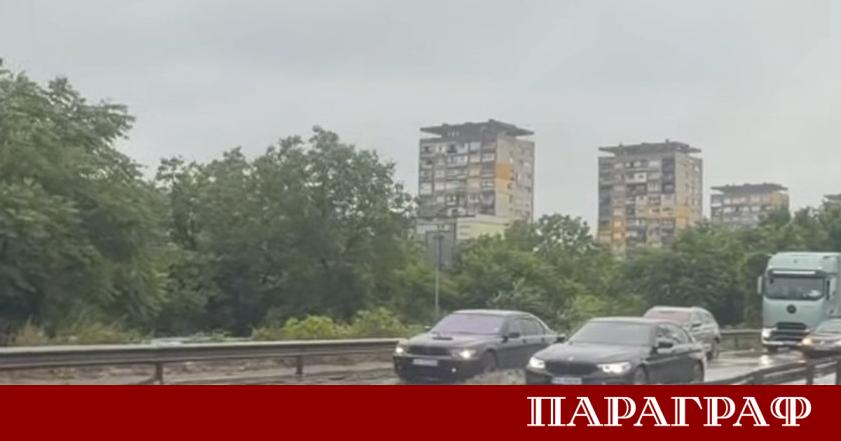 Обилен дъжд превърна ключовия булевард България в град Русе във