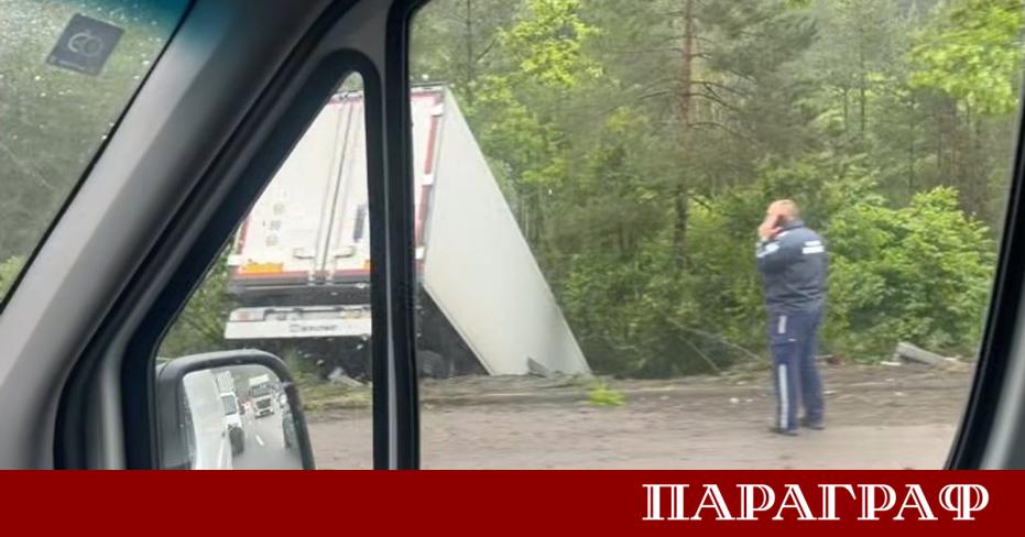Тежък инцидент с тежкотоварен автомобил затрудни сериозно трафика по магистрала