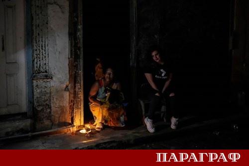 Кораб със 100 тона хуманитарна помощ акостира в пристанището на
