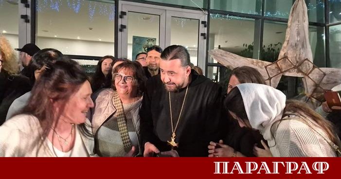 Стотици жители и гости на Поморие се събраха на площада