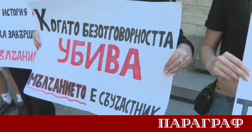 Близки приятели и съученици на загиналото семейство при тежката катастрофа