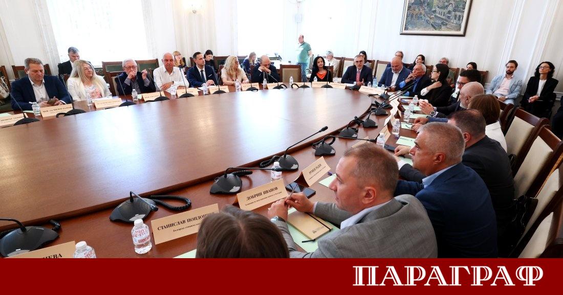 Депутатите от бюджетната комисия в парламента се събират на извънредно