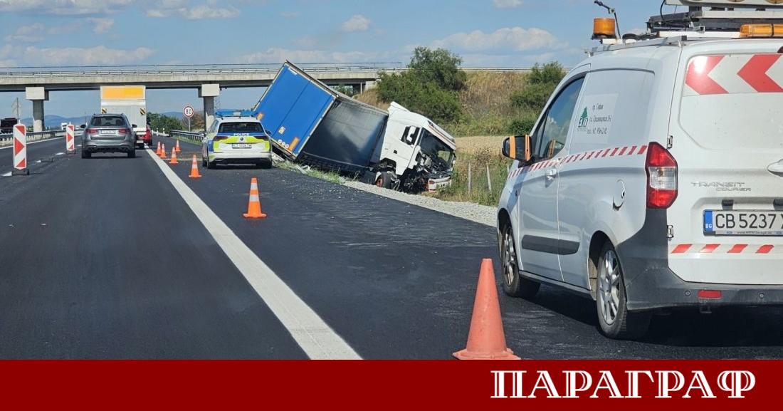Инцидент с тежкотоварен автомобил затрудни движението по автомагистрала Тракия в