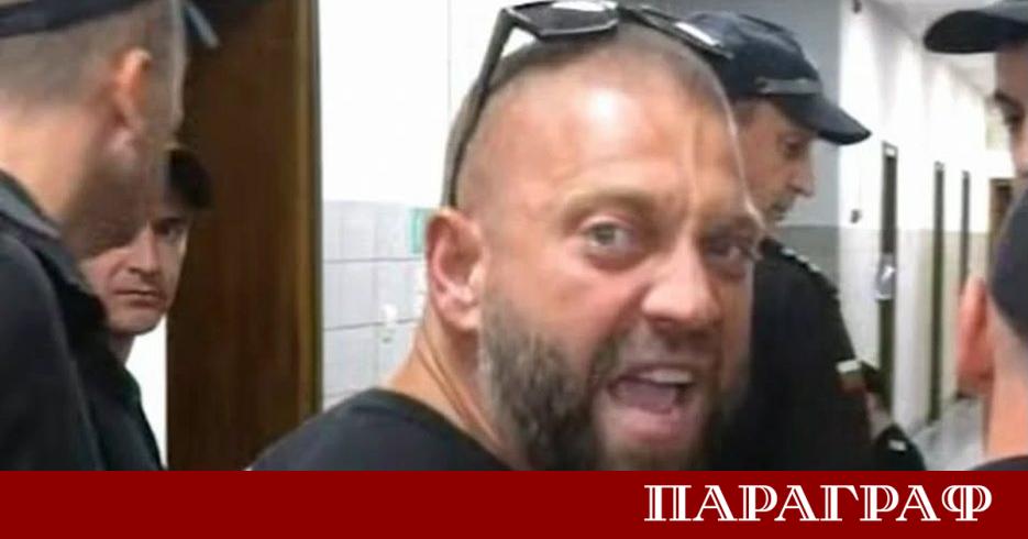 Кадрите с извеждането на Стоян Колев от съда предизвикаха вълна