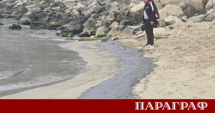Сериозно замърсяване с мазут заля плажа при устието на река