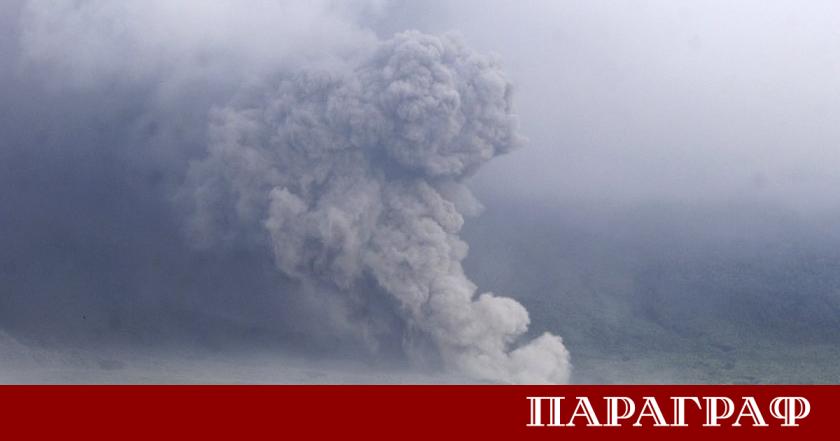 Вулканът Семеру в индонезийската провинция Източна Ява изригна внезапно и
